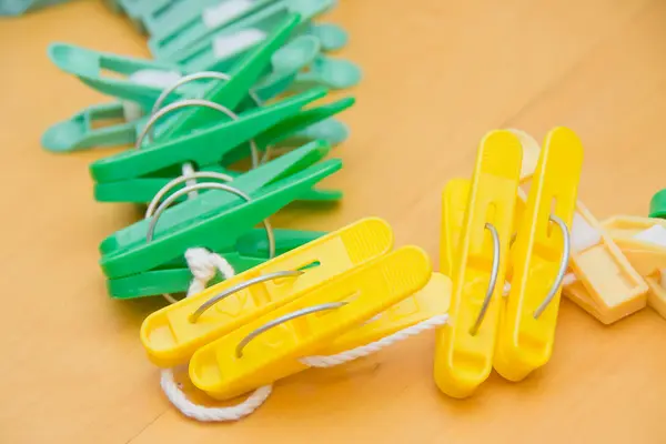 Plastic clothes-pins on a rope — Stock Photo, Image