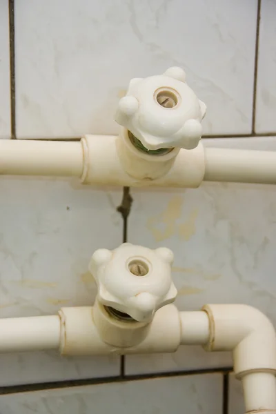 Vieux robinets dans une salle de bain — Photo