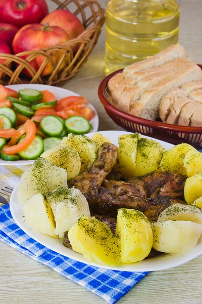 Gallina fritta con una patata e una lattuga su un piatto — Foto Stock