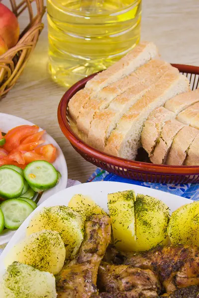 Gallina fritta con una patata e una lattuga su un piatto — Foto Stock