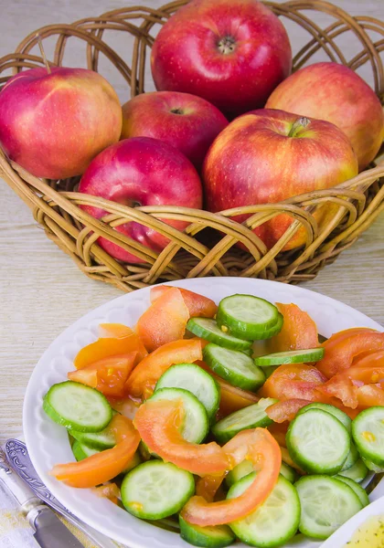 Laitue aux légumes et vase ondulé aux pommes rouges — Photo
