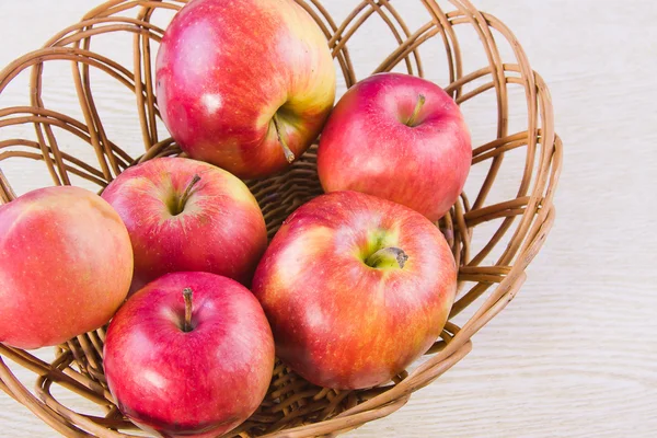 Früchte große rote reife Äpfel in einem ped — Stockfoto