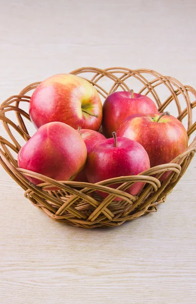 Fruto grandes maçãs maduras vermelhas em um ped — Fotografia de Stock