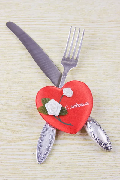 Příbory vidlička a nůž s červenou dekorativní srdce — Stock fotografie