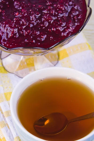 Délicieuse cuisine à partir d'un groseille rouge dans un vase décoratif et cu — Photo