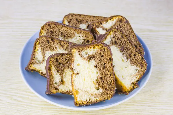 Leckere süße Schokoladenkuchen auf einer Untertasse — Stockfoto