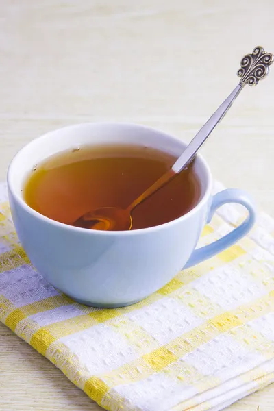 Tasse mit heißem Tee auf dekorativer Serviette — Stockfoto