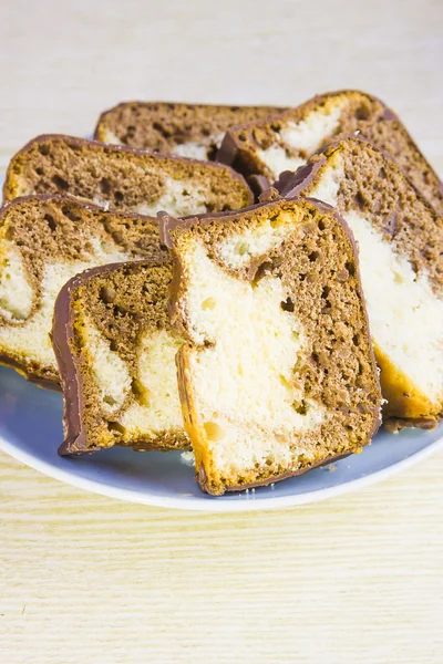 Leckere süße Schokoladenkuchen auf einer Untertasse — Stockfoto