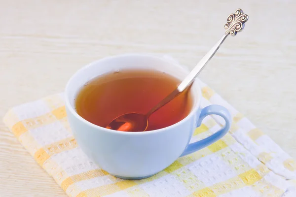 Xícara com chá quente em um guardanapo decorativo — Fotografia de Stock