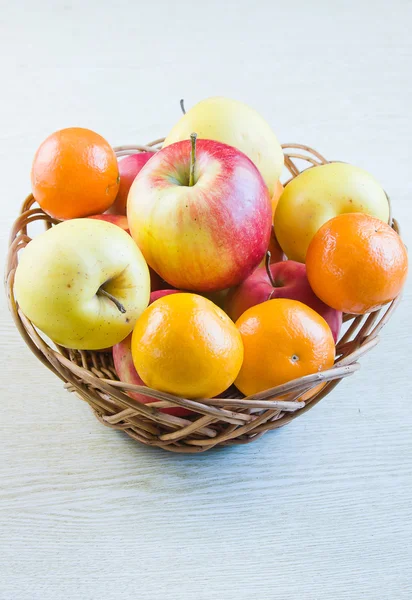 Fruta grandes manzanas rojas maduras y mandarinas en un ped —  Fotos de Stock