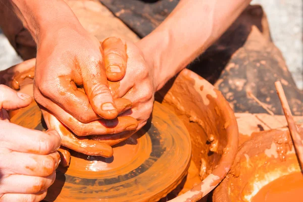 Töpferhände bei der Arbeit — Stockfoto