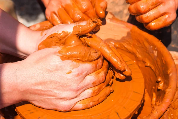 仕事で陶工の手 — ストック写真
