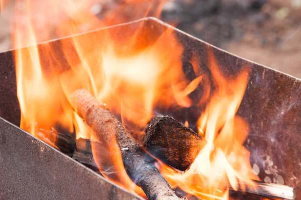 Conflagrant firewoods voor bereiding van shashlick — Stockfoto