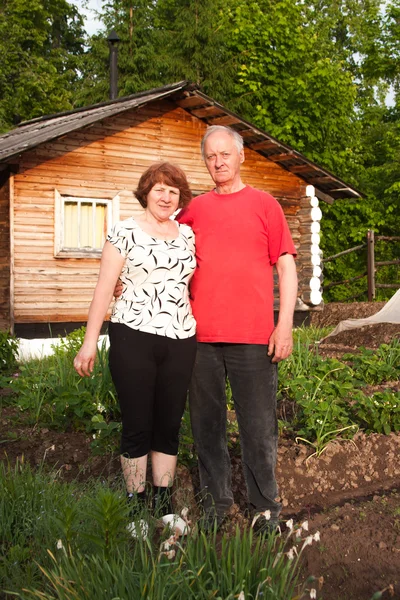 Pareja de ancianos domésticos en la naturaleza — Foto de Stock