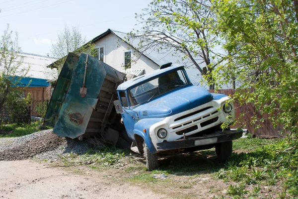 Un camion con un carico è caduto — Foto Stock