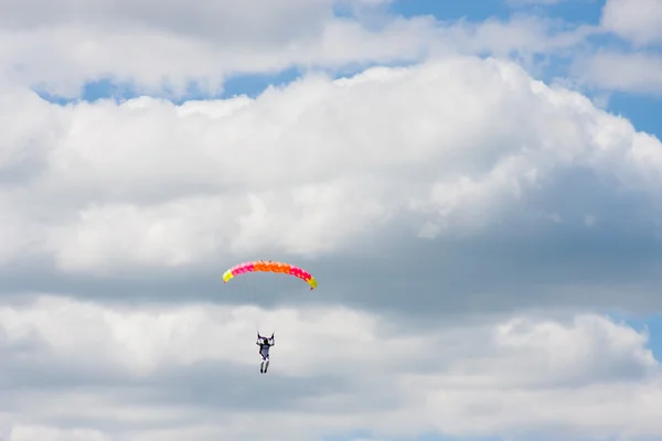 Прыжки с парашютом — стоковое фото