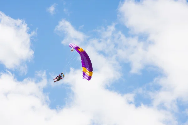 Saltos desde un paracaídas —  Fotos de Stock