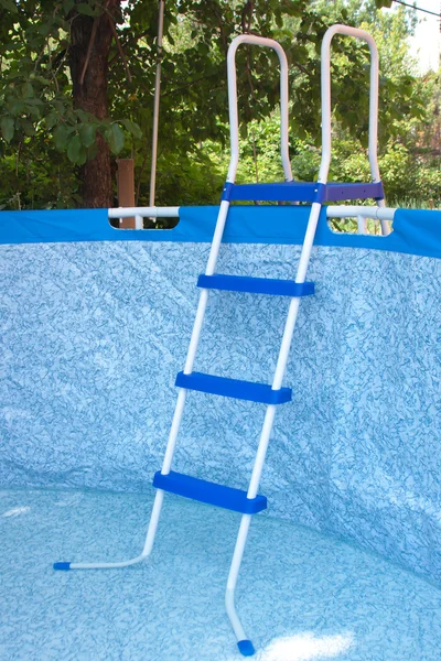 Une grande piscine bleu cadre — Photo