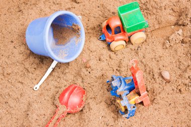 çocuk oyuncakları kum üzerinde yalan