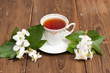bardak yeşil çay ve Yasemin renkleri ile