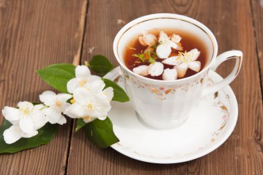bardak yeşil çay ve Yasemin renkleri ile