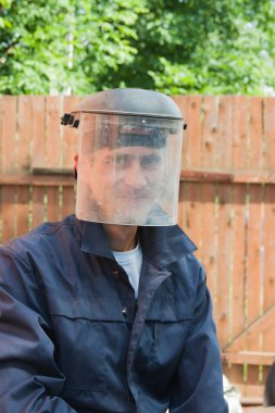 genç adam bir scullguard bina