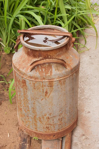 Eine alte metallische eisenhaltige Flasche — Stockfoto