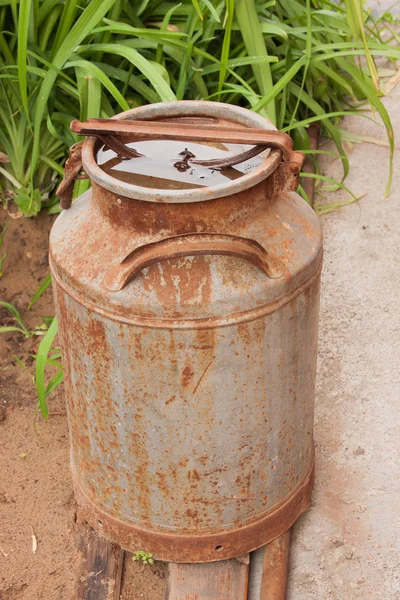 Une vieille fiole métallique ferrugineuse — Photo