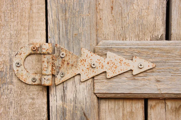 Cerniera su una vecchia porta di legno — Foto Stock