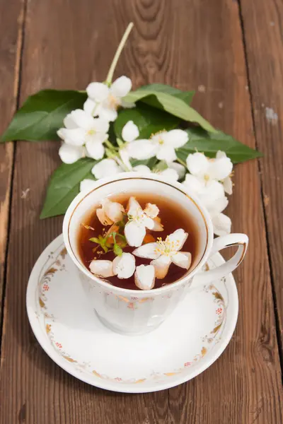 Tazza con tè verde e colori di gelsomino — Foto Stock