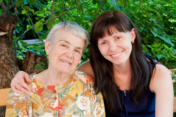 Glad mormor med ett barnbarn — Stockfoto