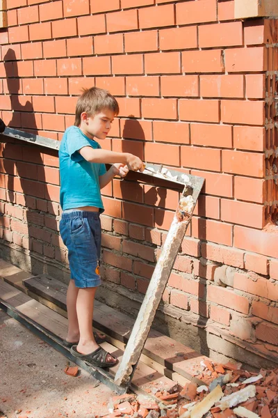 Little helper, pojke på jobbet — Stockfoto