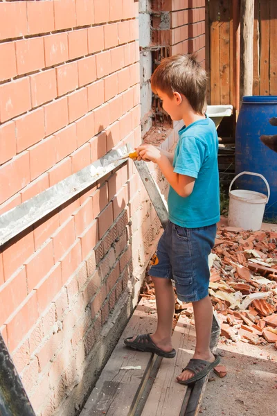 Kleiner Helfer, Junge bei der Arbeit — Stockfoto