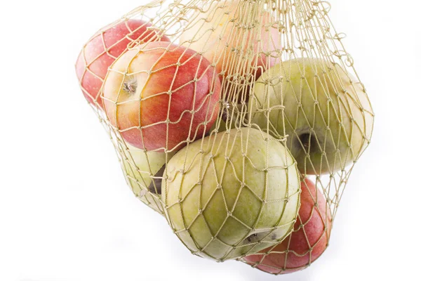 Äpfel im Netz — Stockfoto