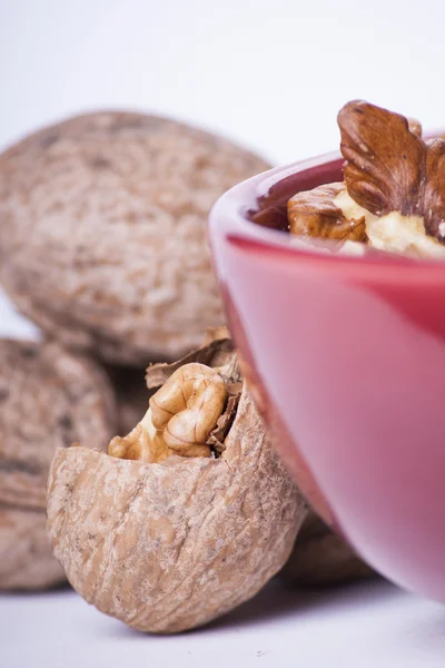 Wallnuts in plate — Stock Photo, Image