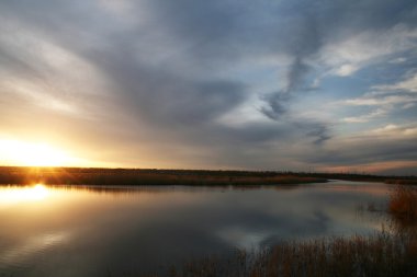 Nehirde gün batımı