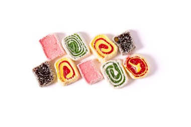 Şekerden, meyvelerden ve fındıklardan yapılmış Türk lokmaları, beyazlar üzerinde izole bir şekilde kapanıyor.