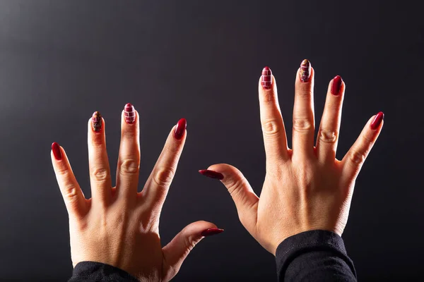 Κόκκινο Μοτίβο Τούβλων Γυναικεία Χέρια Κοντά Μαύρο Φόντο — Φωτογραφία Αρχείου