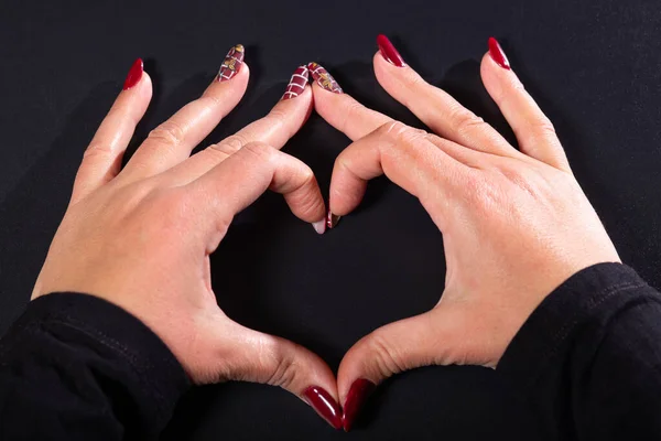 Art Wzór Paznokcie Rękach Kobiet Podejmowania Serca Kształt Czarnym Tle — Zdjęcie stockowe