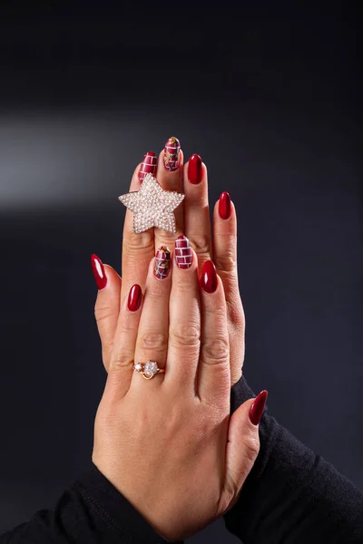 Ręce Młodego Gila Czerwonym Polskim Manicure Biżuterią Czarnym Tle Przestrzenią — Zdjęcie stockowe