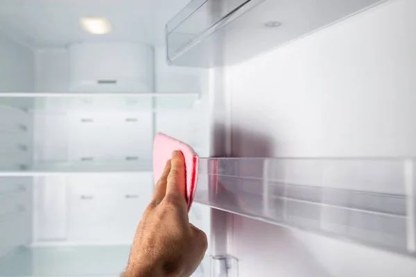 Pulizia Mano Frigo Vuoto All Interno Con Pezzo Stoffa — Foto Stock