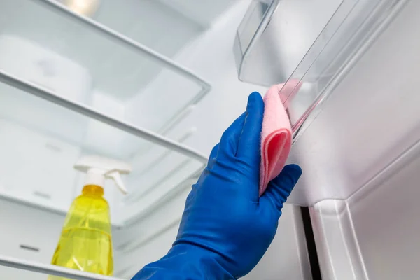 Hände Blauen Handschuhen Reinigen Kühlschrank Innen Mit Waschmittelspray Und Tuch — Stockfoto