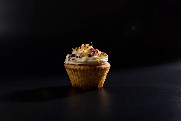 Bonito Pastel Taza Cerca Sobre Fondo Negro Con Crema Una — Foto de Stock