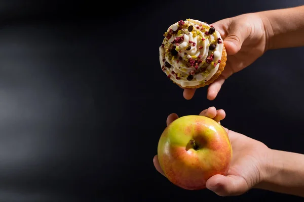 Παιδικά Χέρια Που Κάνουν Επιλογή Μεταξύ Μήλου Και Γλυκού Cupcake — Φωτογραφία Αρχείου