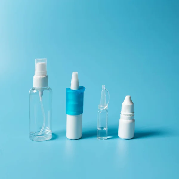 Nasale Und Optische Tropfen Verschiedenen Flaschen Nahaufnahme Auf Blauem Hintergrund — Stockfoto