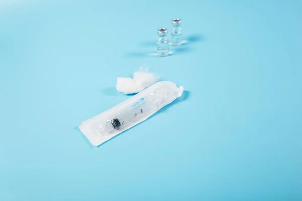 Seringue Coton Avec Deux Flacons Vaccin Sur Fond Bleu Avec — Photo
