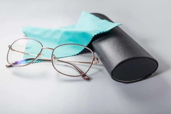 Óculos Para Leitura Com Guardanapo Azul Caixa Preta Close Fundo — Fotografia de Stock