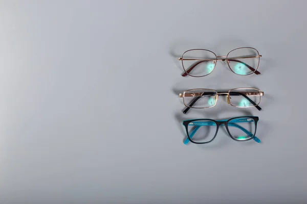 Trois Paires Lunettes Rapprochées Sur Fond Gris Avec Espace Copie — Photo