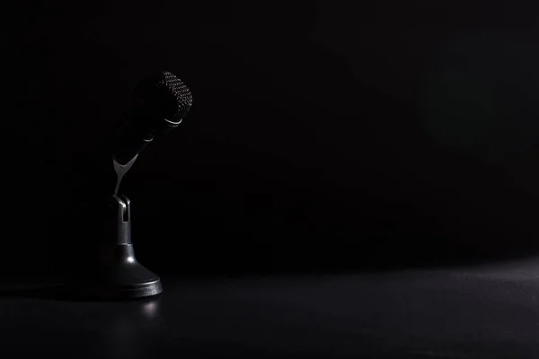 Zwarte Microfoon Close Zwarte Achtergrond Met Kopieerruimte — Stockfoto