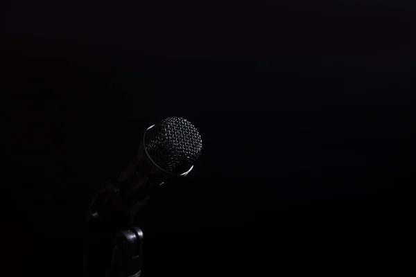 Schwarzes Mikrofon Nahaufnahme Auf Schwarzem Bakcxground Mit Kopierraum — Stockfoto
